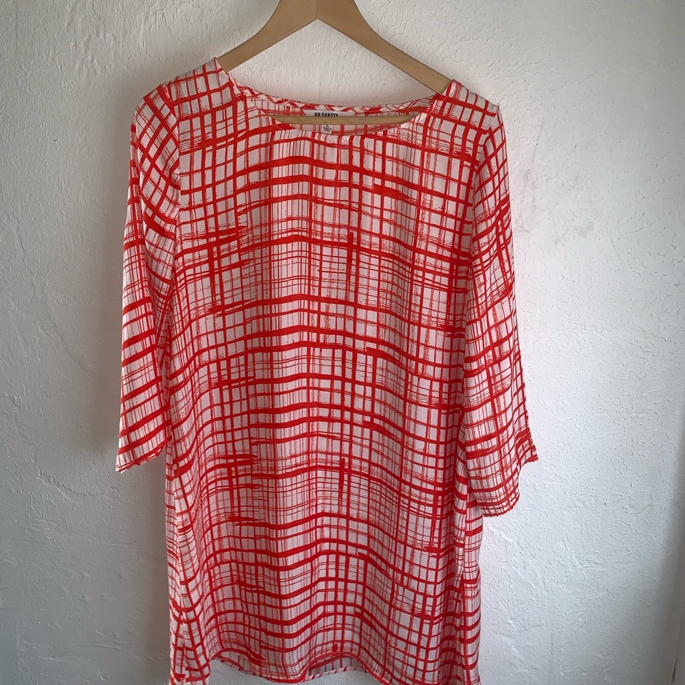 BB Dakota 3/4 sleeve shift dress in Siracha - Picture 2 of 4